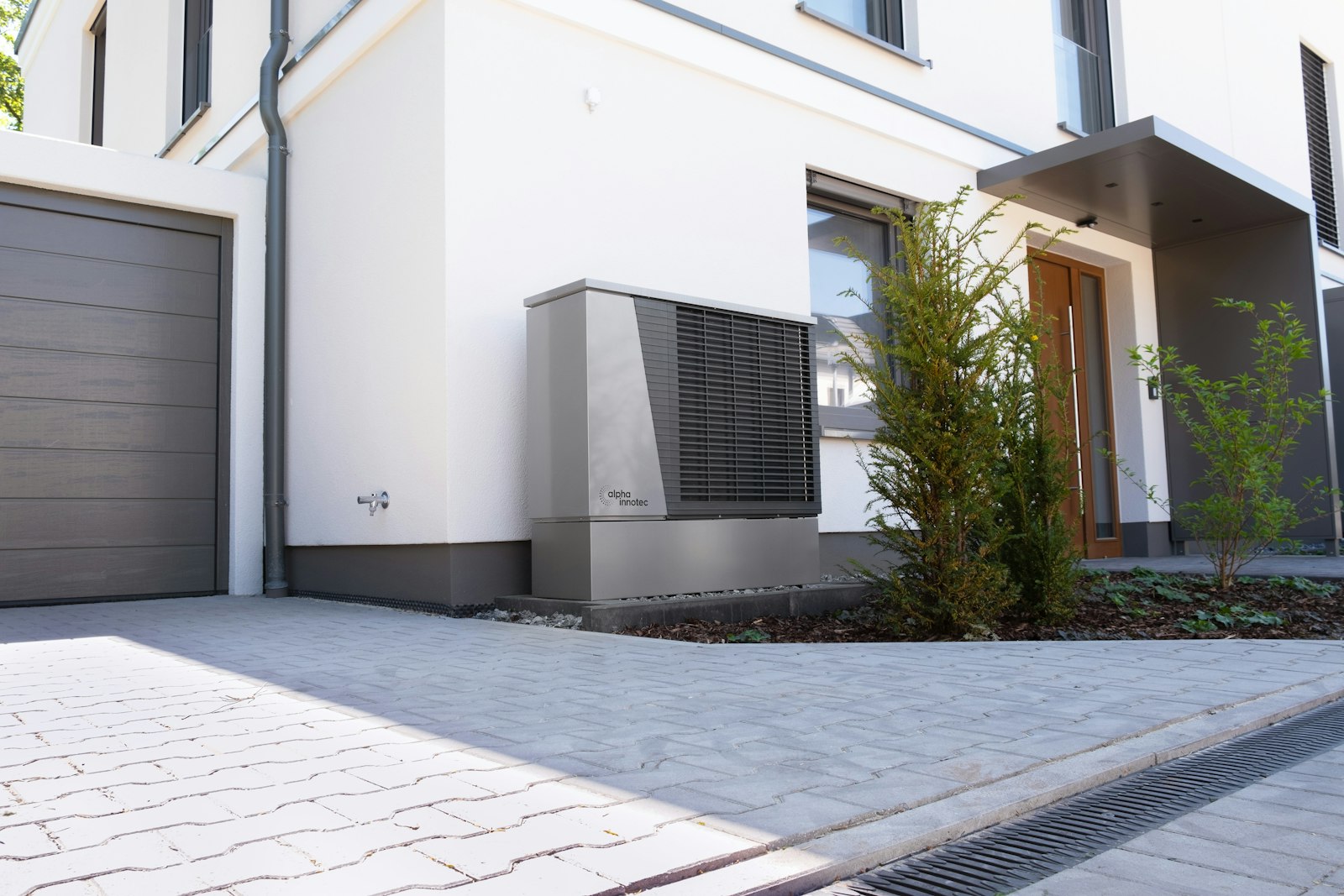 Villa med värmepump utomhus