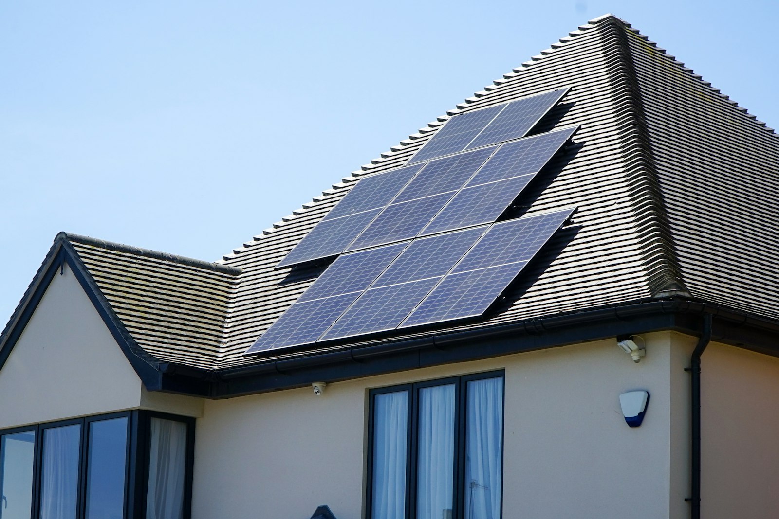 Villa med solcellspaneler på taket
